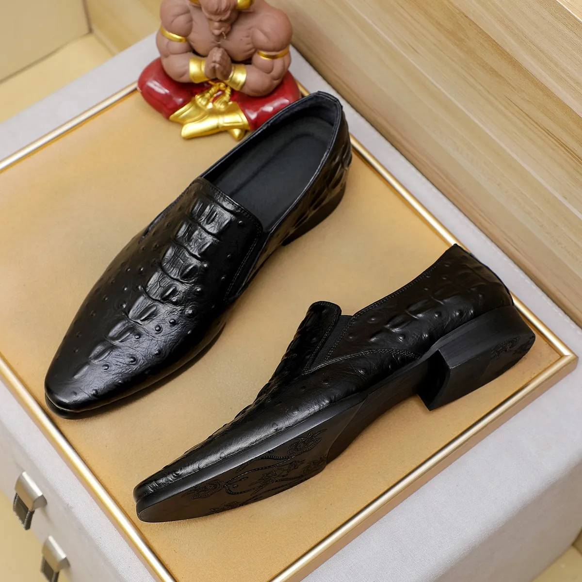 Men's shoes 💰540 💰 Louis Vuitton LV ® Autumn and Winter 🆕 models 🔛Full shoe counter First layer cowhide, 🐂leather lining casual shoes for men, super soft outsole, essential for driving. Counter synchronized original first layer cowhide completely 1:1 mold customization 🌹Top version, 2 colors optional! Number: 38-45 (37.46. Customized)